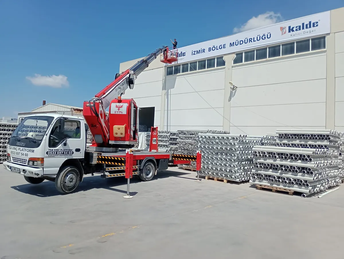 Torbalı sepetli vinç ile reklam pano ve tabela montajı