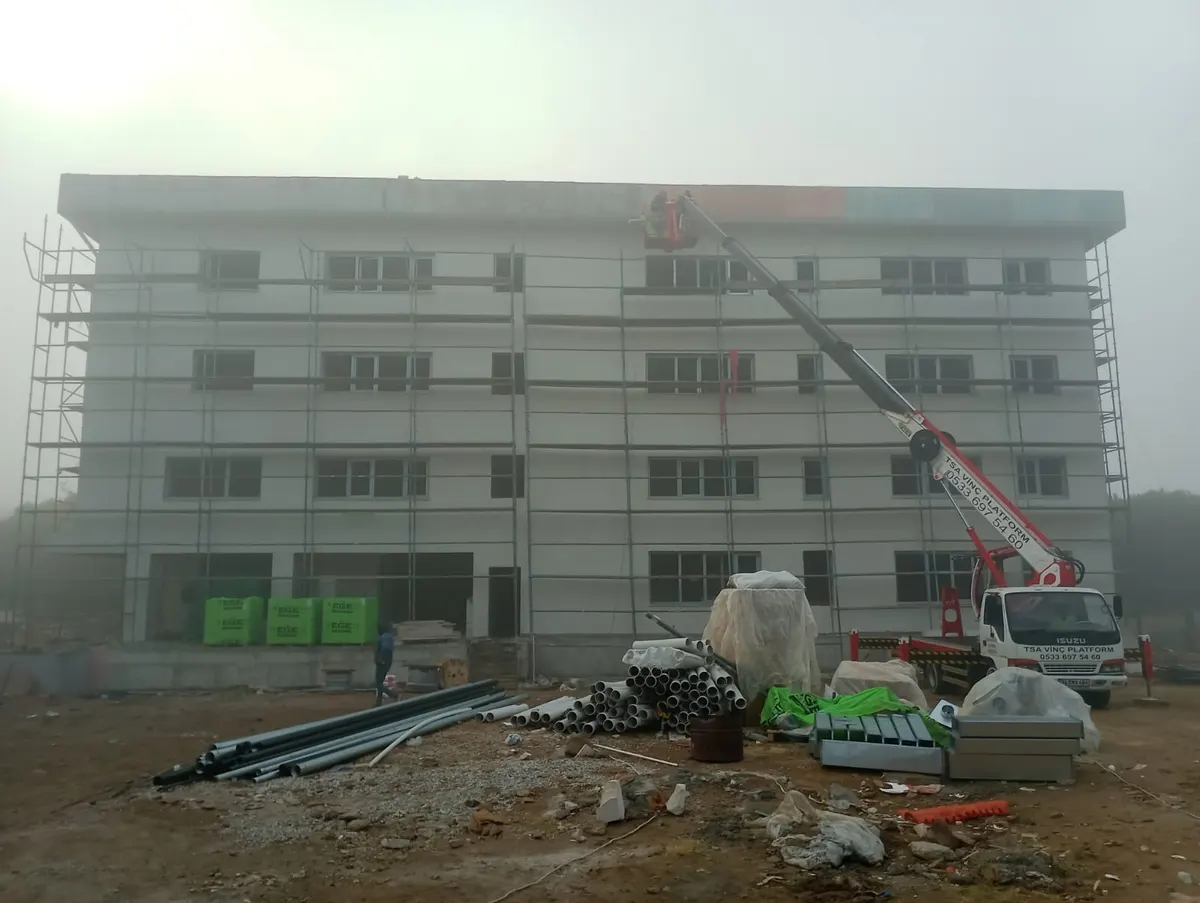 Torbalı sepetli vinç ile bina dış cephe boya ve bakım çalışmaları